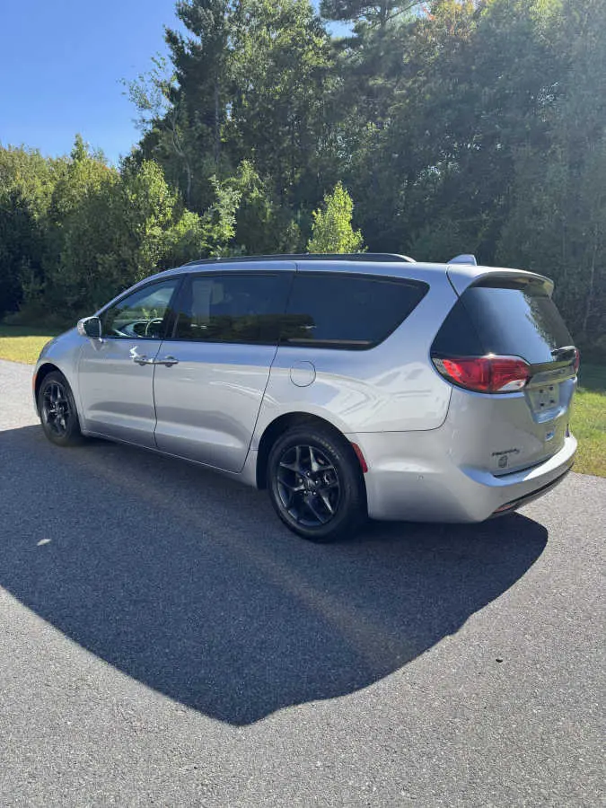 2019 Chrysler Pacifica Limited photo 5