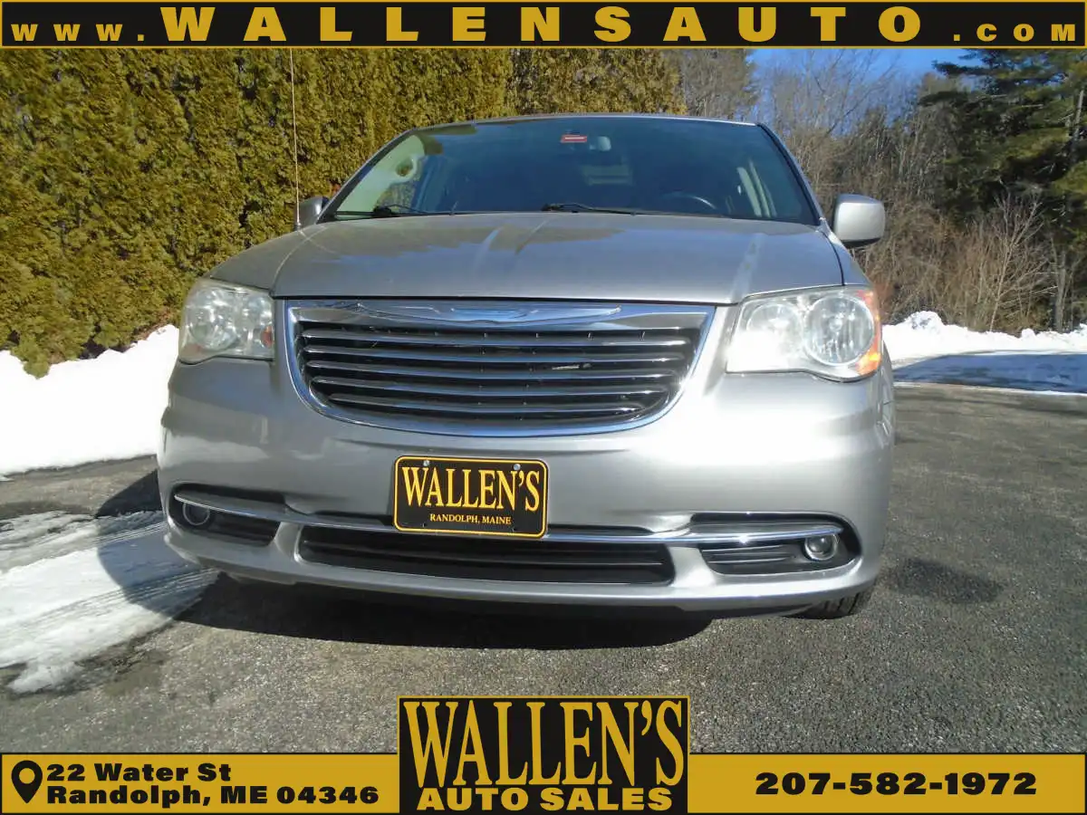 2014 Chrysler Town & Country Touring's photo