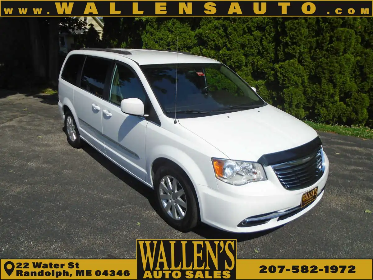 2016 Chrysler Town & Country Touring's photo
