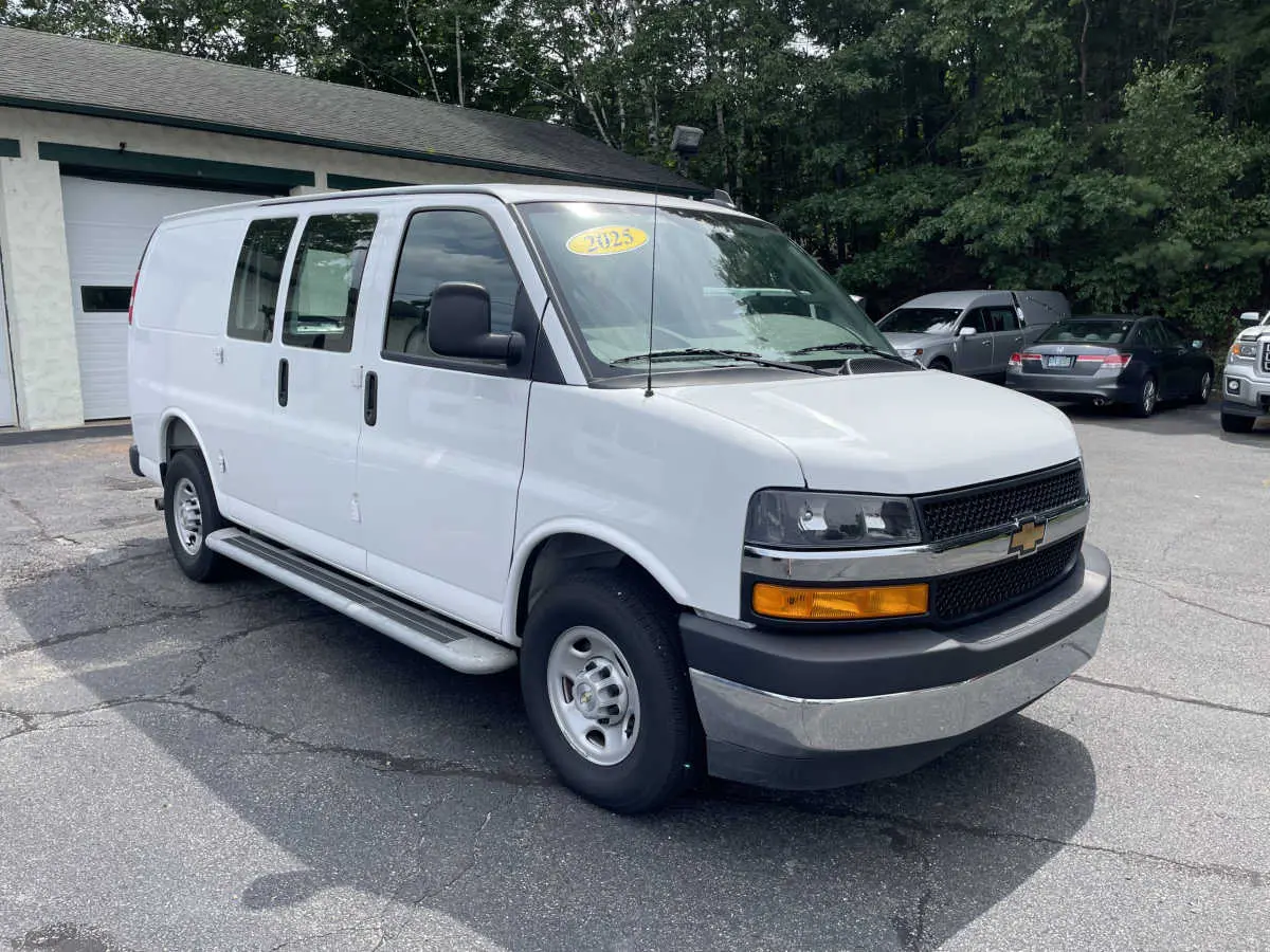 2025 Chevrolet Express 2500 Work Van HD photo 3