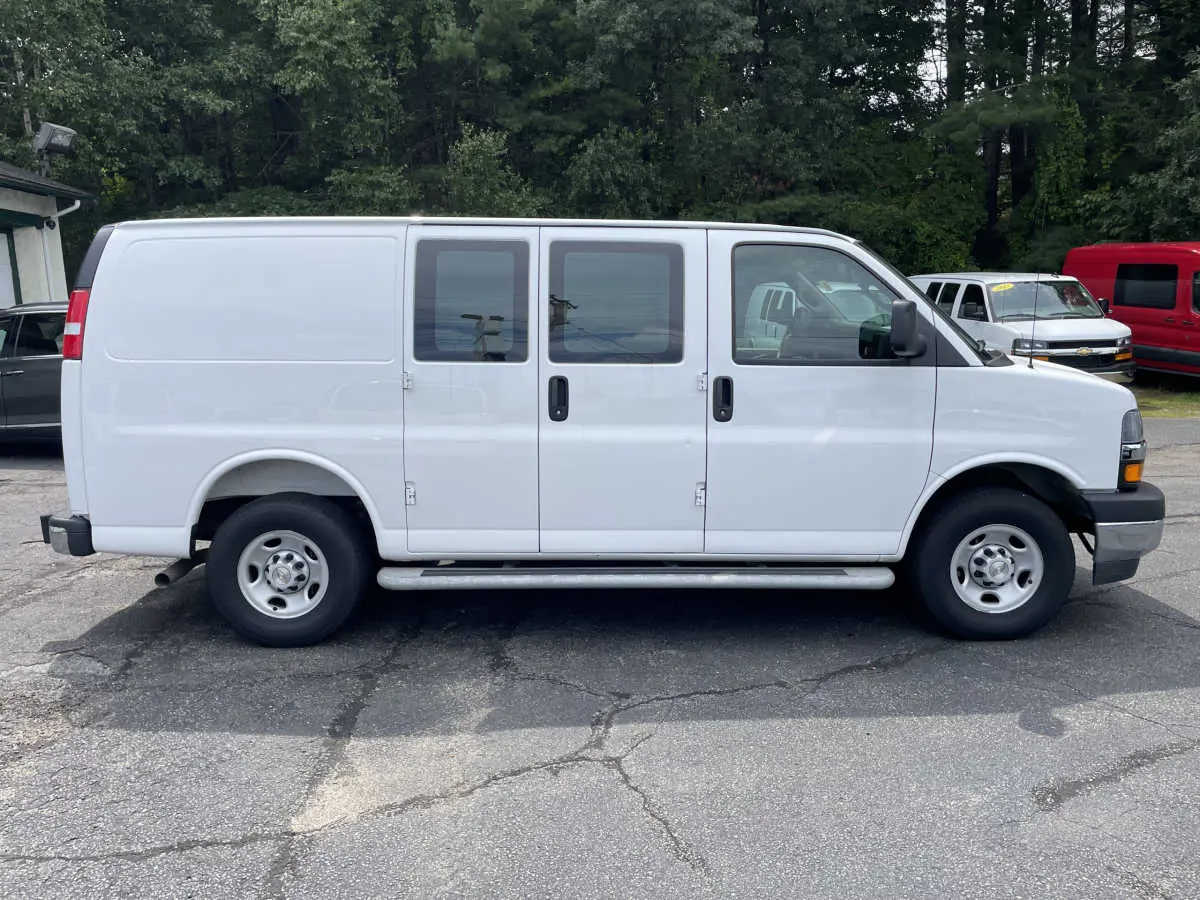 2025 Chevrolet Express 2500 Work Van HD photo 4