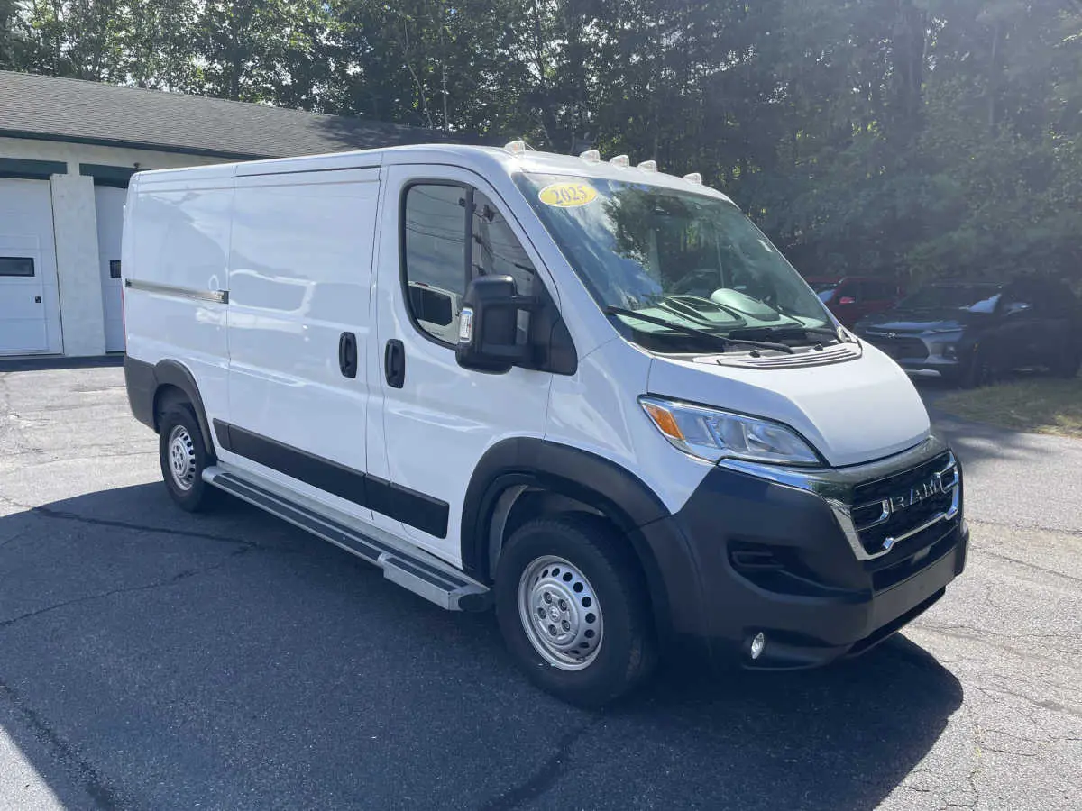 2025 RAM ProMaster 2500 Tradesman with PS 136" WB Low Roof photo 3