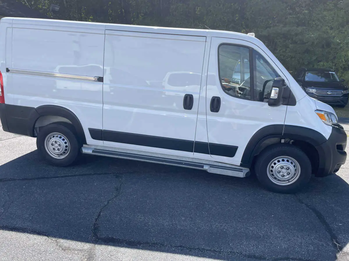2025 RAM ProMaster 2500 Tradesman with PS 136" WB Low Roof photo 4