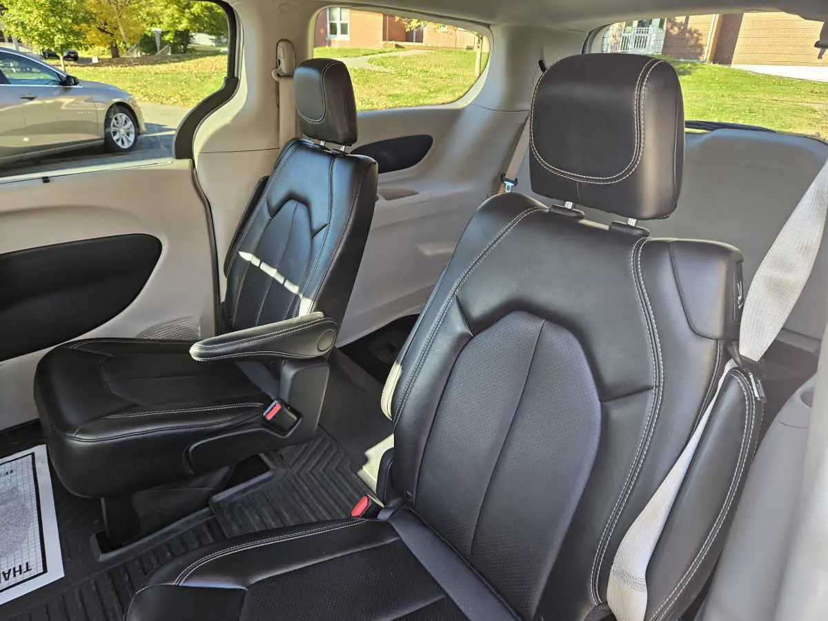 2024 Chrysler Pacifica Touring L photo 5