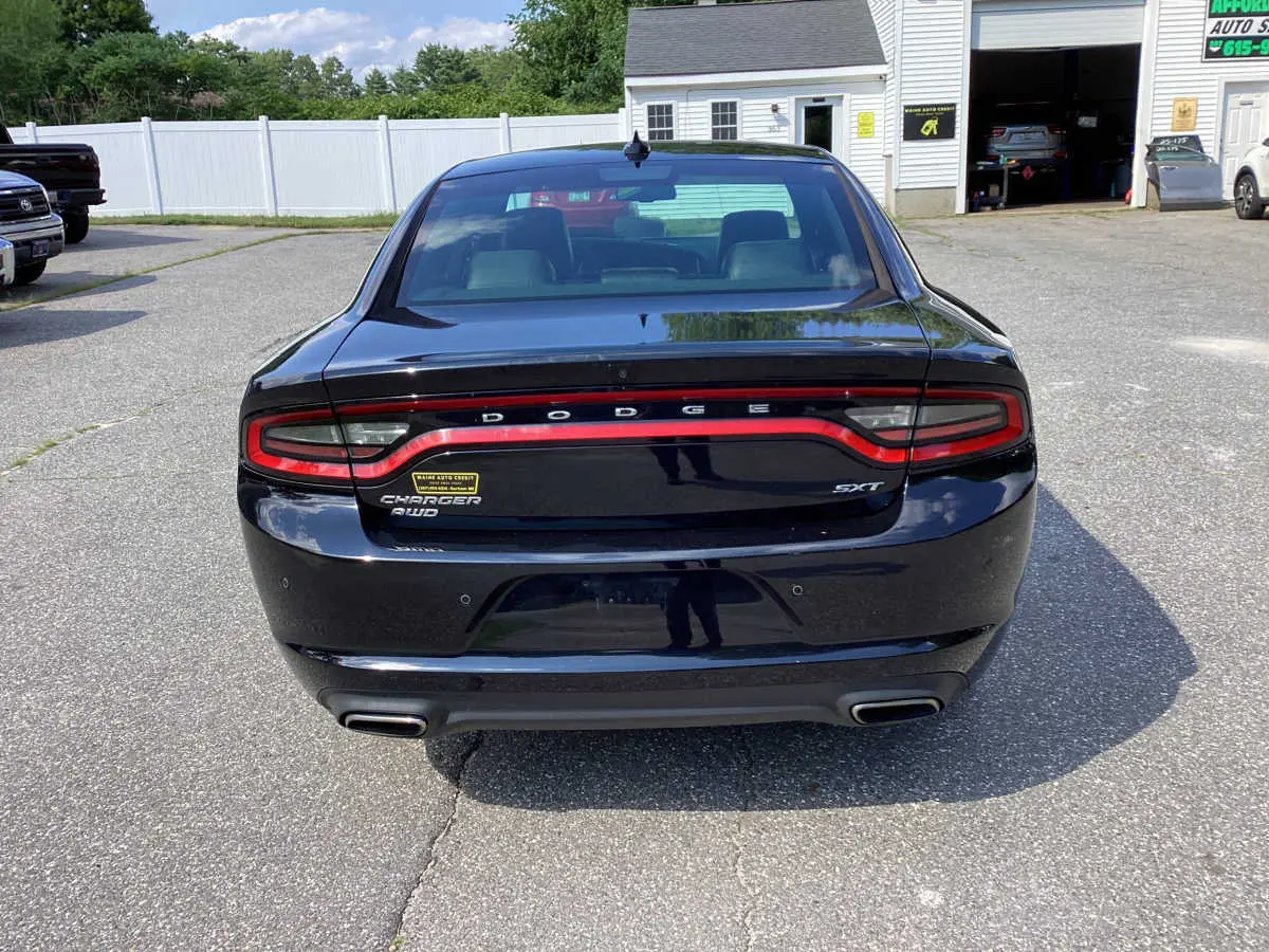 2017 Dodge Charger SXT AWD photo 5