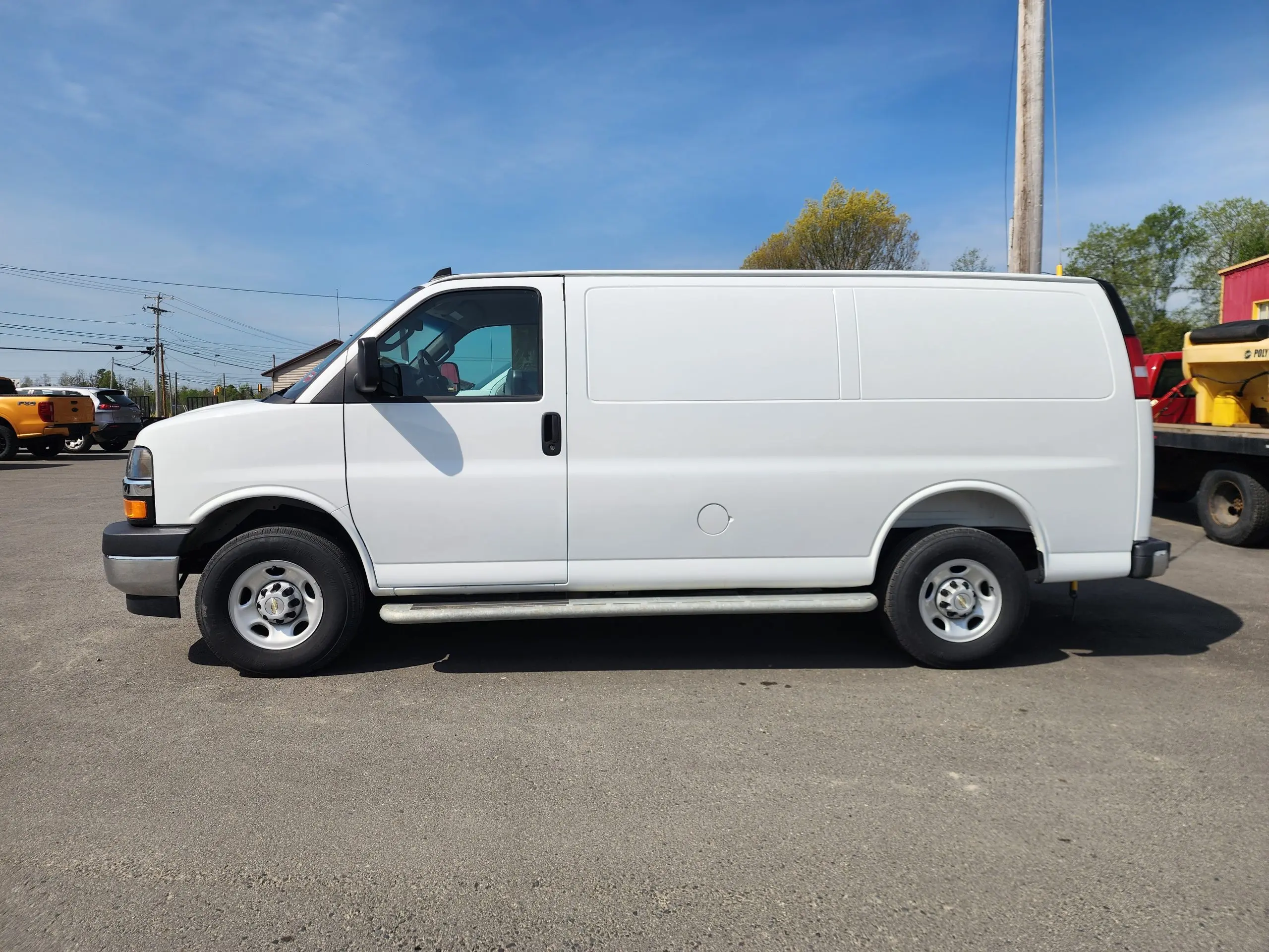 2025 Chevrolet Express 2500 Work Van HD photo 3