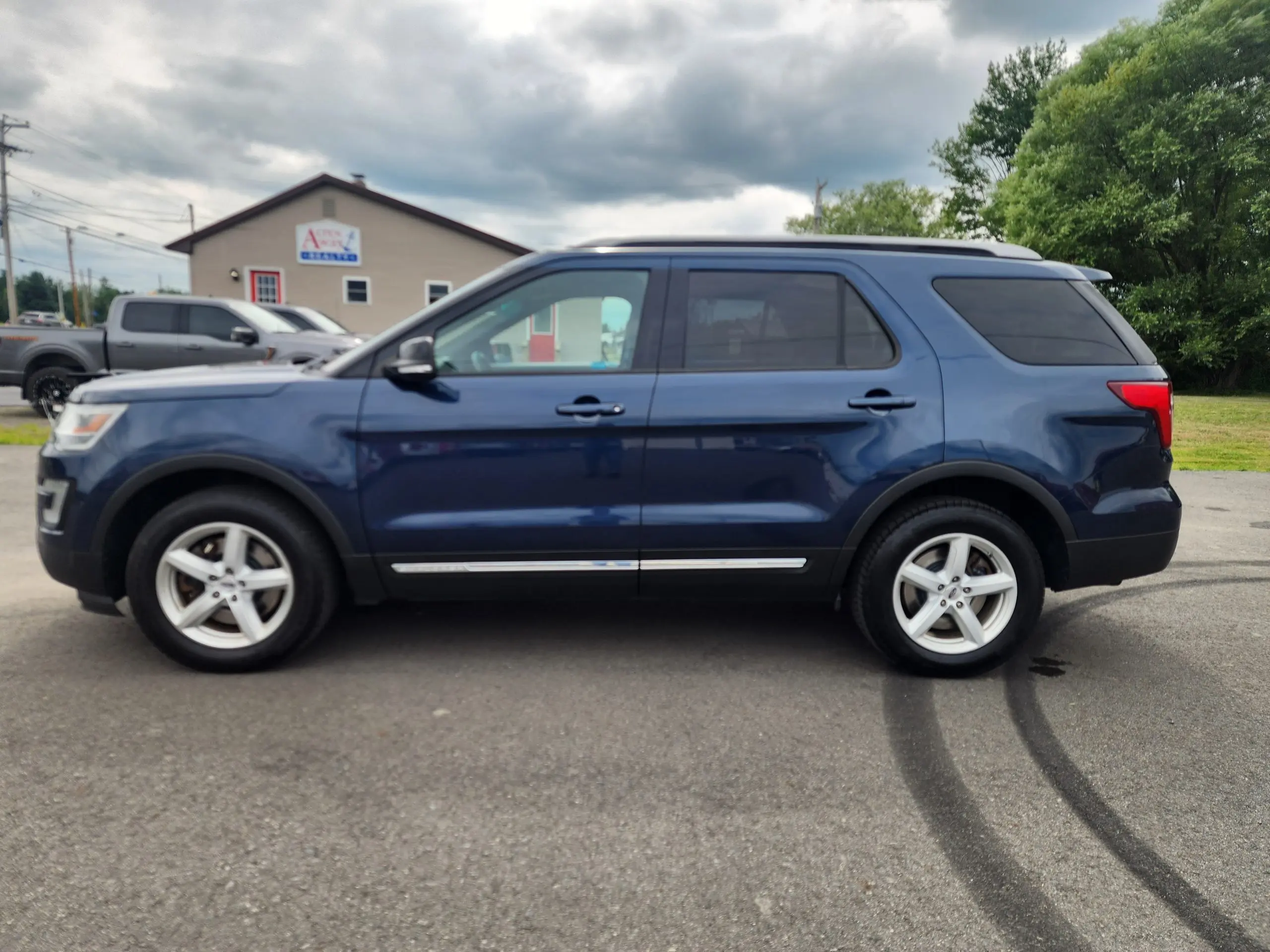 2017 Ford Explorer XLT 4WD photo 3