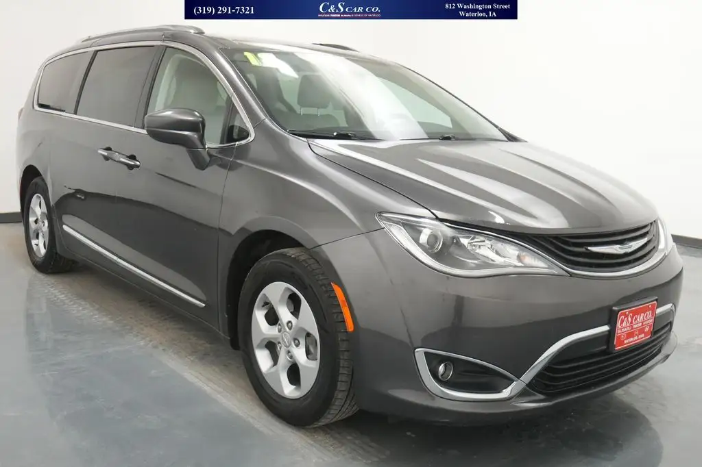 2018 Chrysler Pacifica Hybrid Touring L photo 1