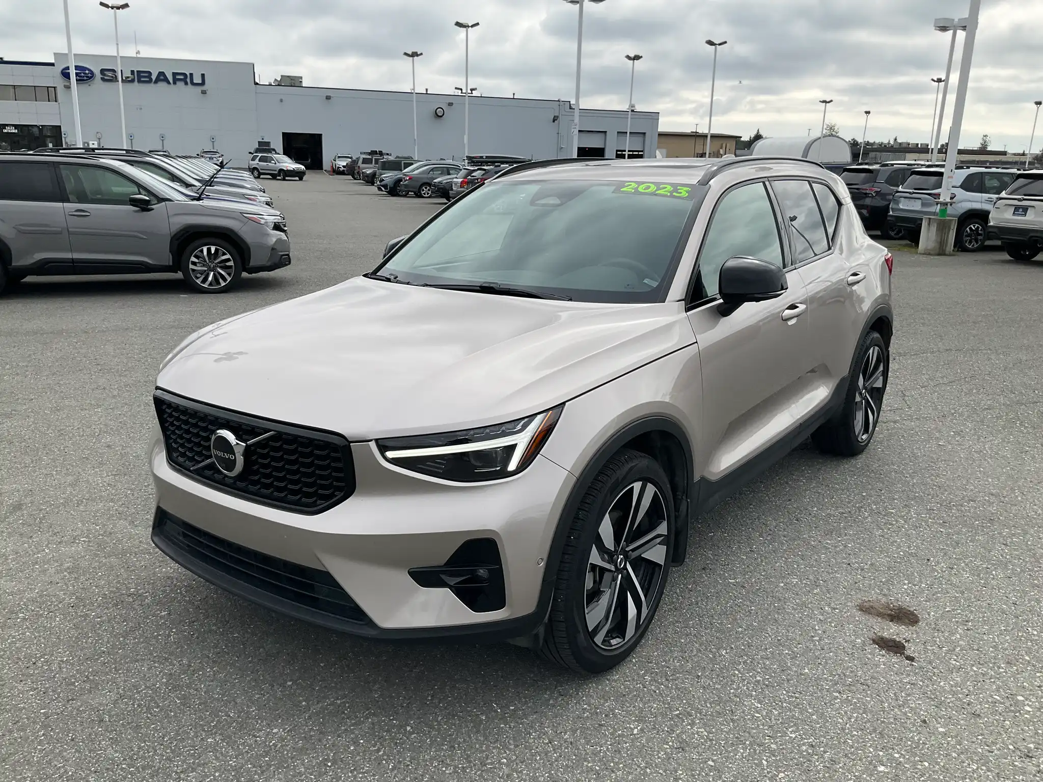 2023 Volvo XC40 B5 Ultimate Dark AWD's photo