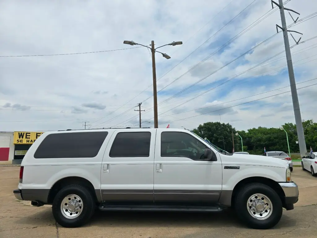 2001 Ford Excursion XLT photo 3
