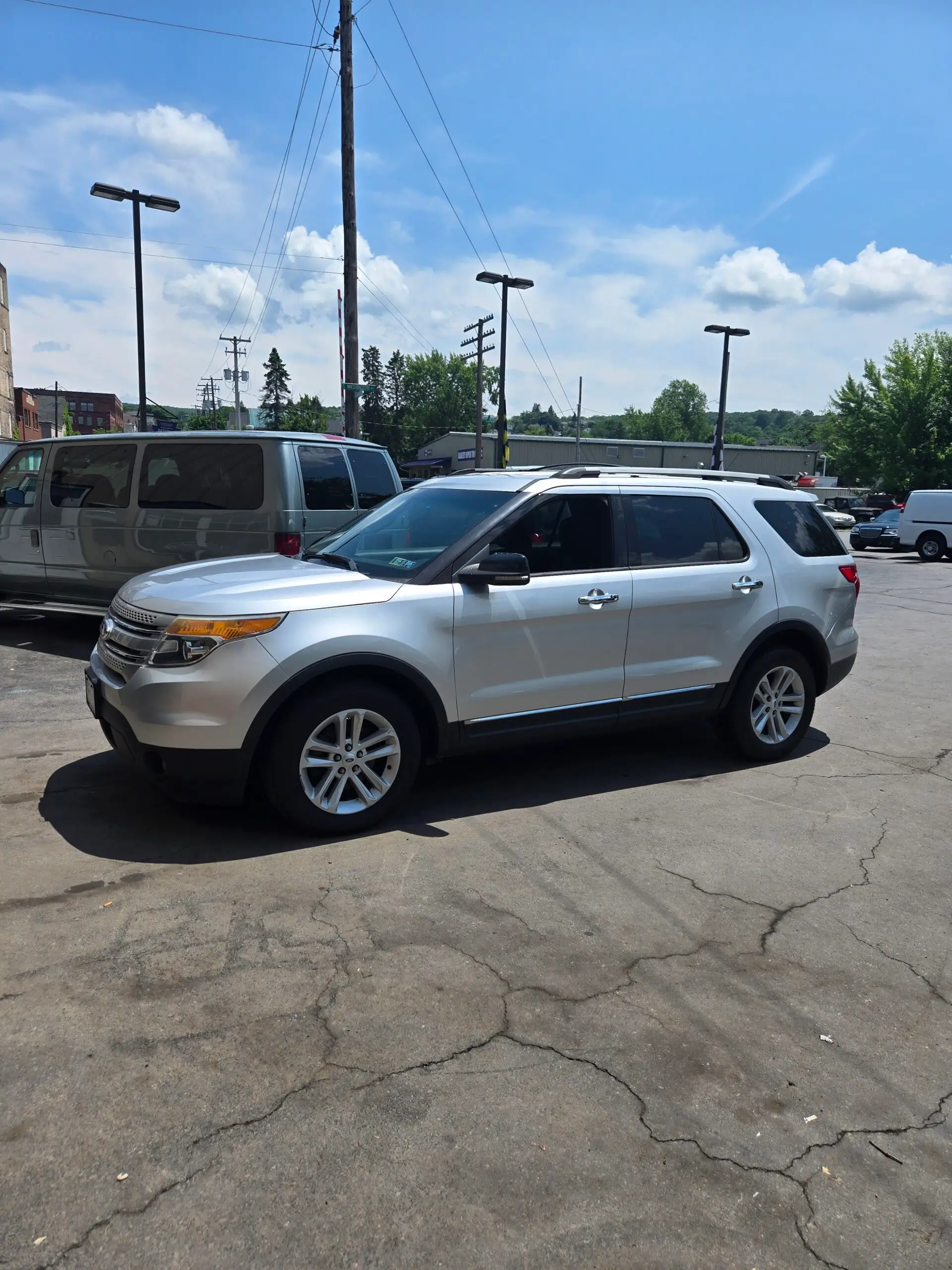 2012 Ford Explorer XLT 4x4 photo 1
