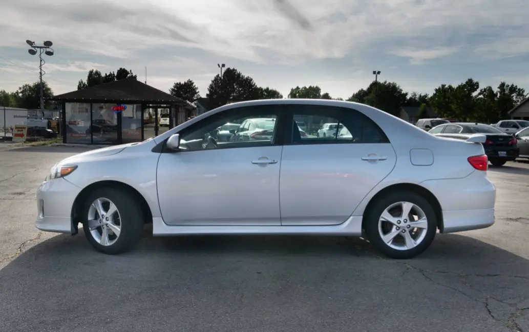 2013 Toyota Corolla S AT photo 3