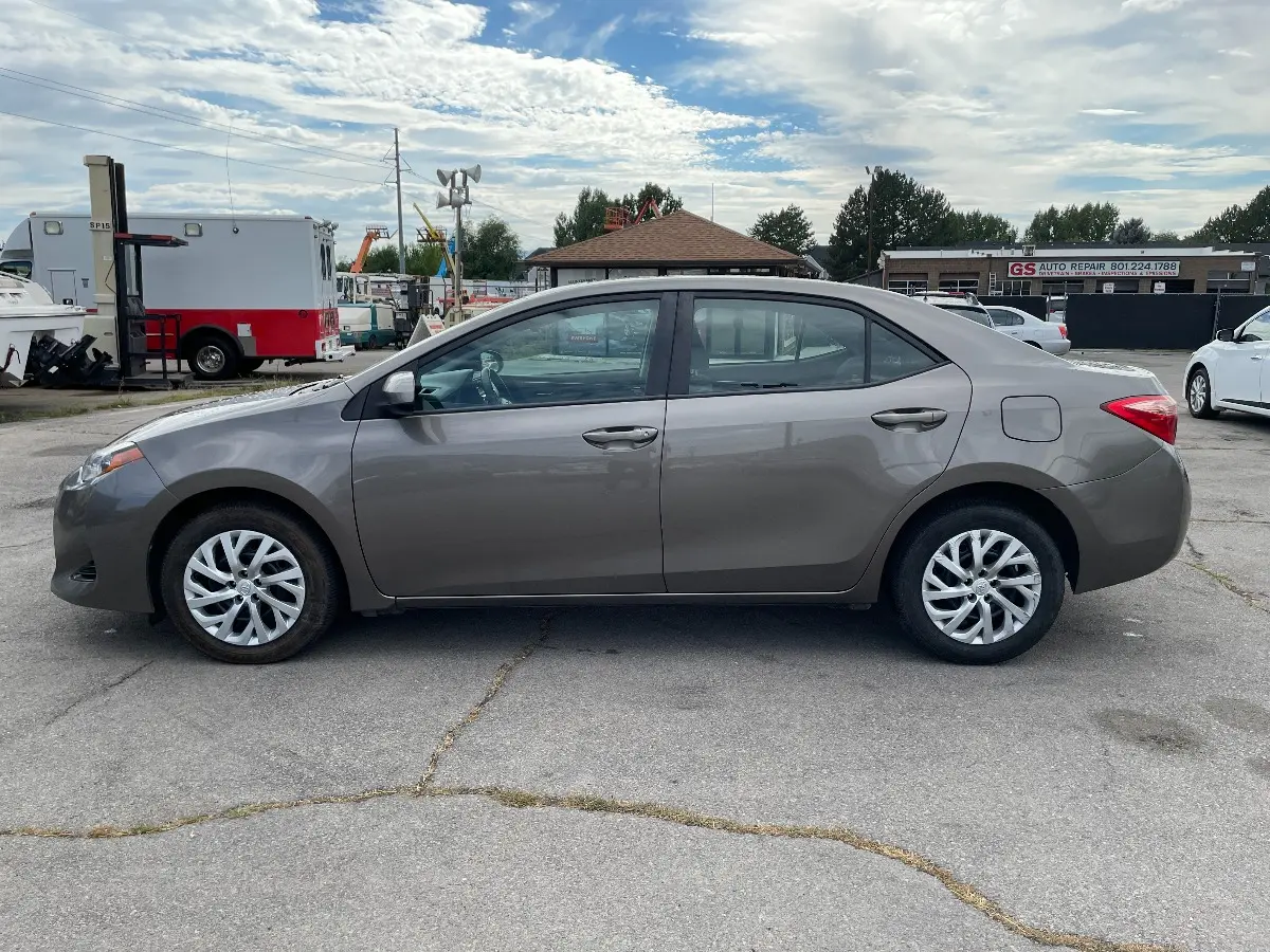 2017 Toyota Corolla LE AT photo 4