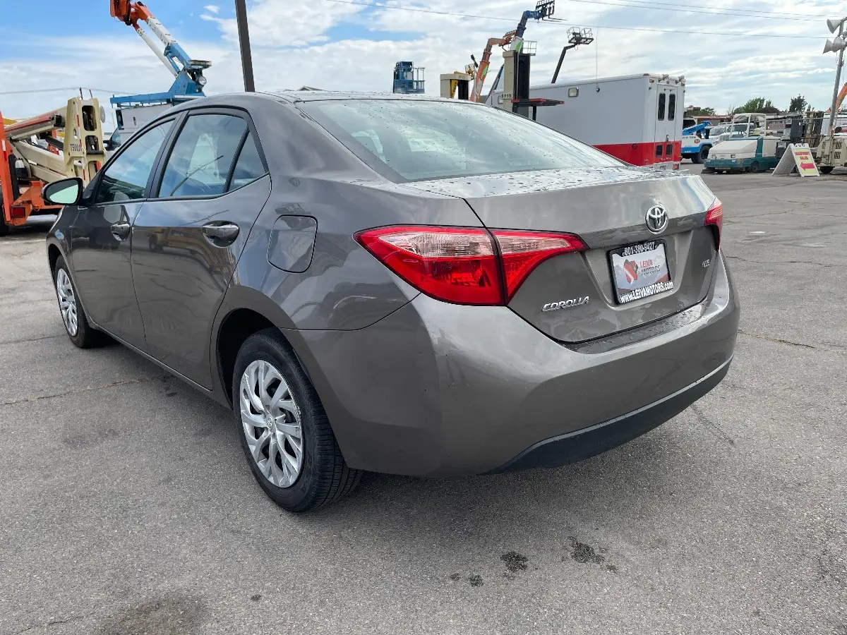2017 Toyota Corolla LE AT photo 5