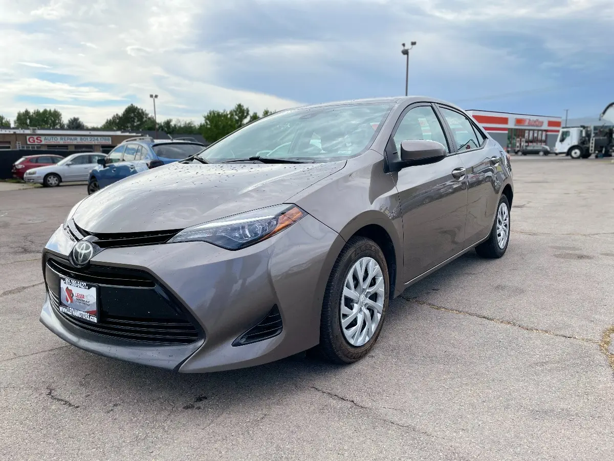 2017 Toyota Corolla LE AT photo 3
