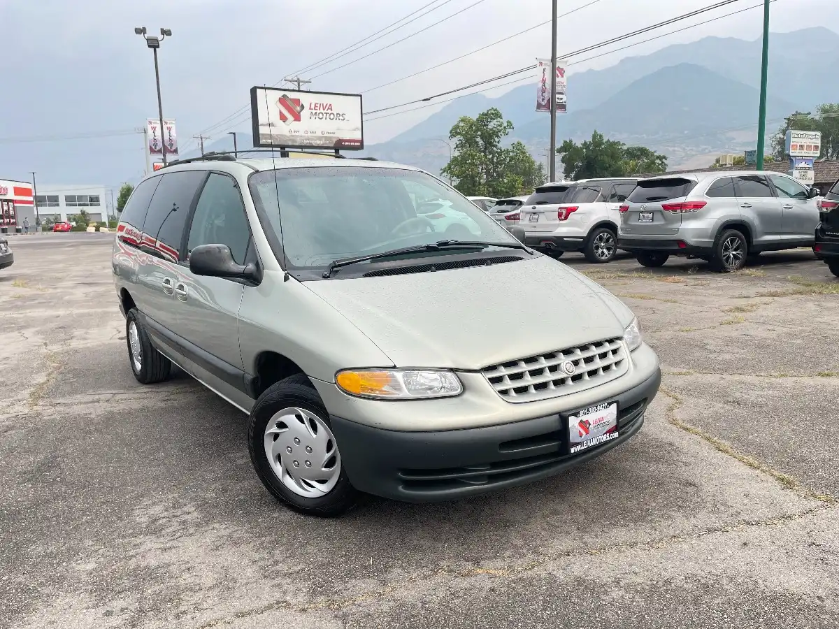2000 Chrysler Voyager SE's photo