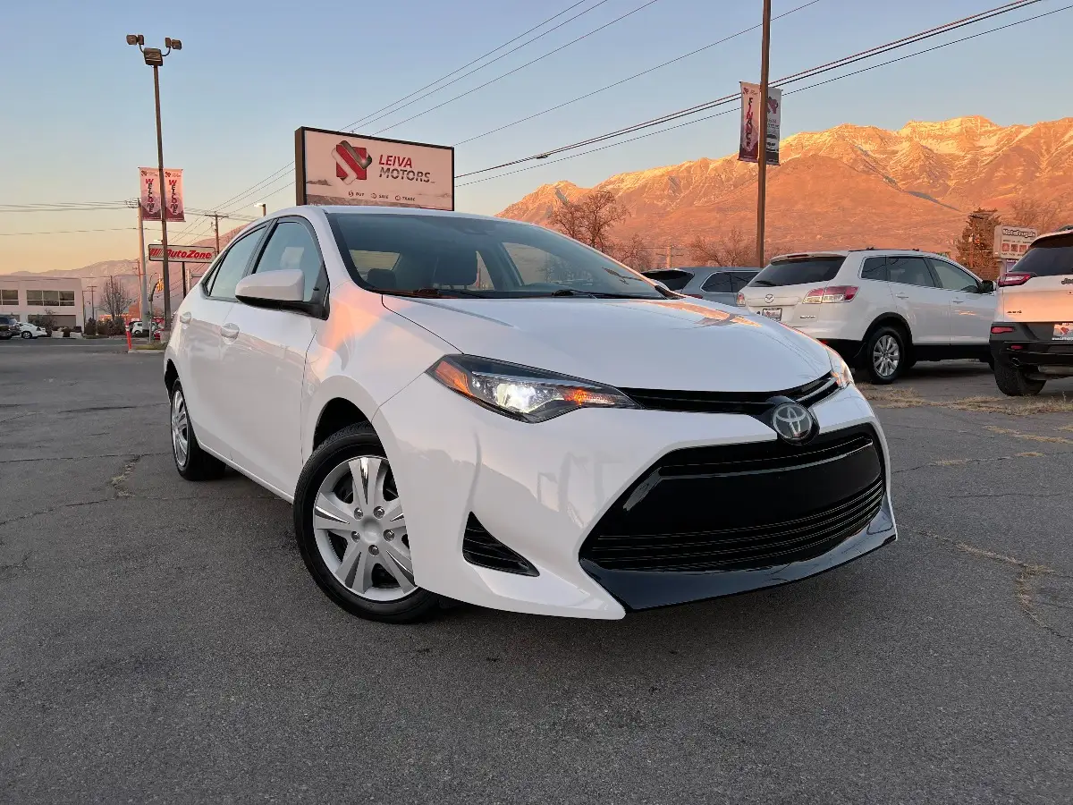 2017 Toyota Corolla LE AT photo 1
