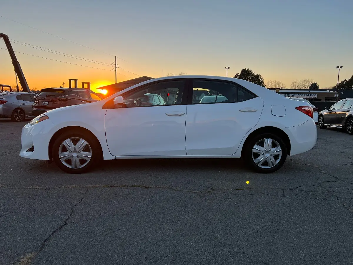 2017 Toyota Corolla LE AT photo 4