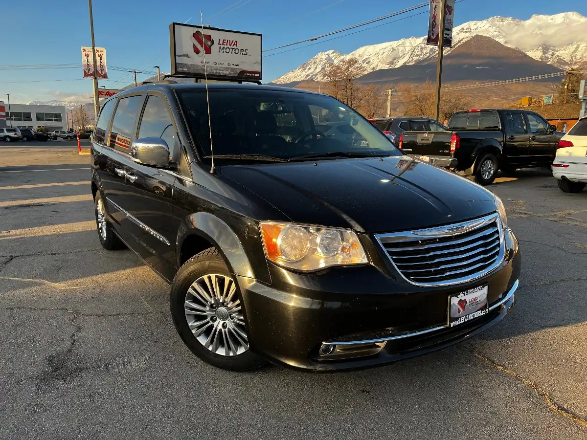2014 Chrysler Town & Country Touring-L's photo