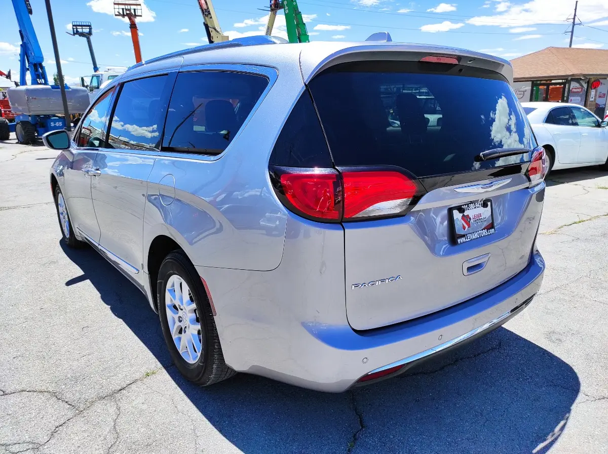 2020 Chrysler Pacifica Touring L photo 5