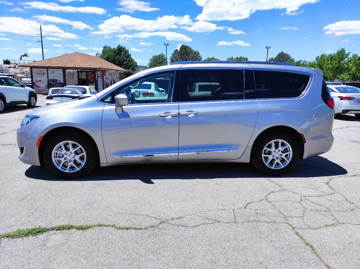 2020 Chrysler Pacifica Touring L photo 4