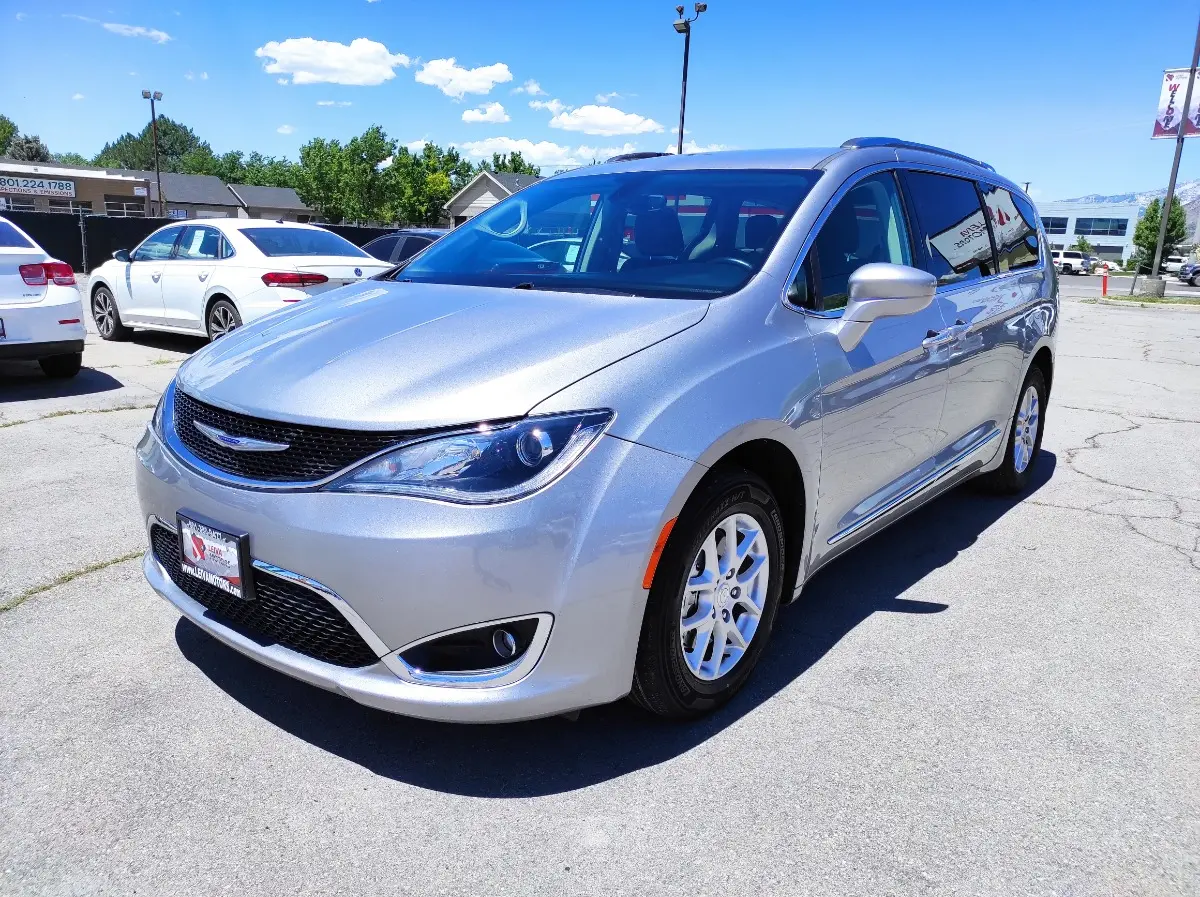 2020 Chrysler Pacifica Touring L photo 3