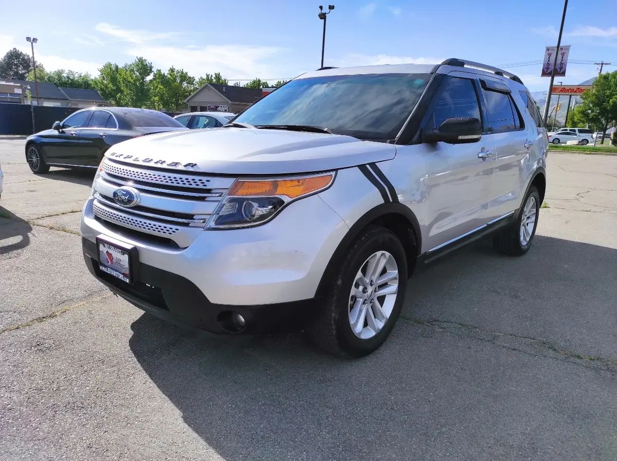 2012 Ford Explorer XLT 4x4 photo 3