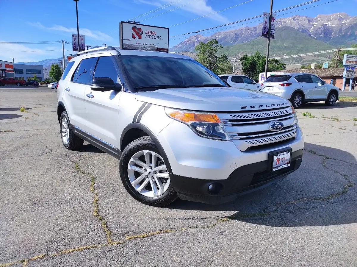 2012 Ford Explorer XLT 4x4 photo 1