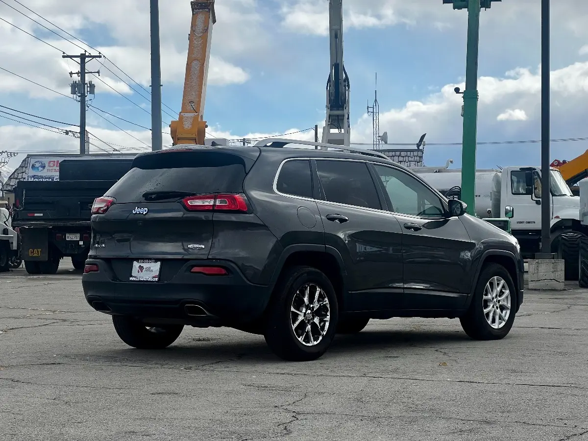 2015 Jeep Cherokee Latitude 4X4 photo 5