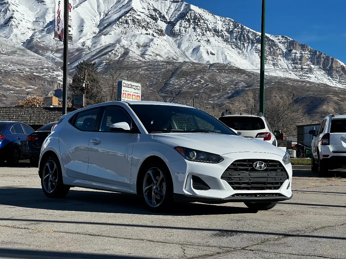 2020 Hyundai Veloster 2.0 Auto photo 3