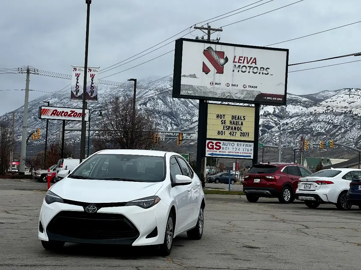 2017 Toyota Corolla LE AT photo 1