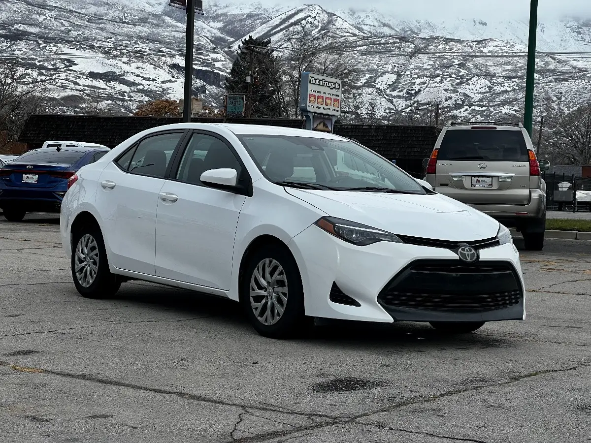 2017 Toyota Corolla LE AT photo 3