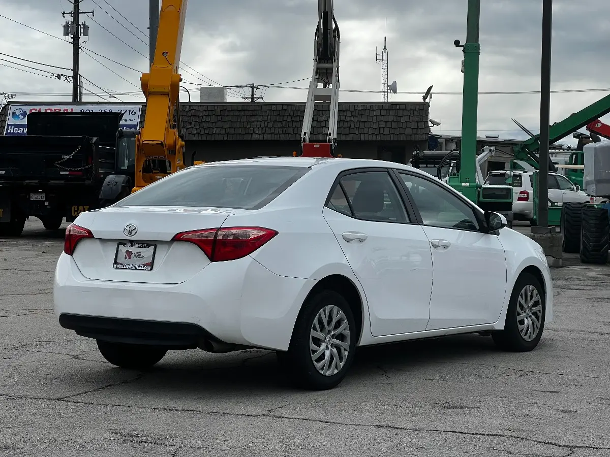2017 Toyota Corolla LE AT photo 4