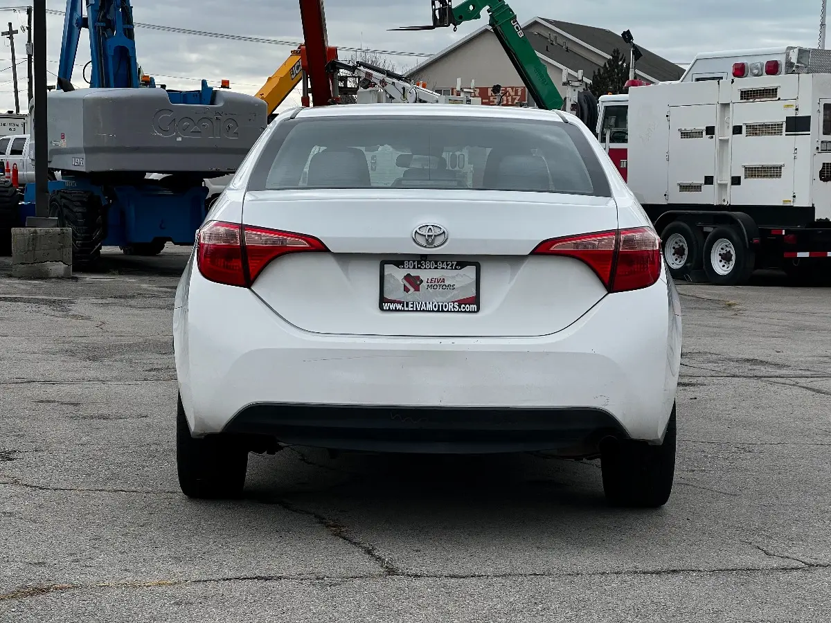 2017 Toyota Corolla LE AT photo 5