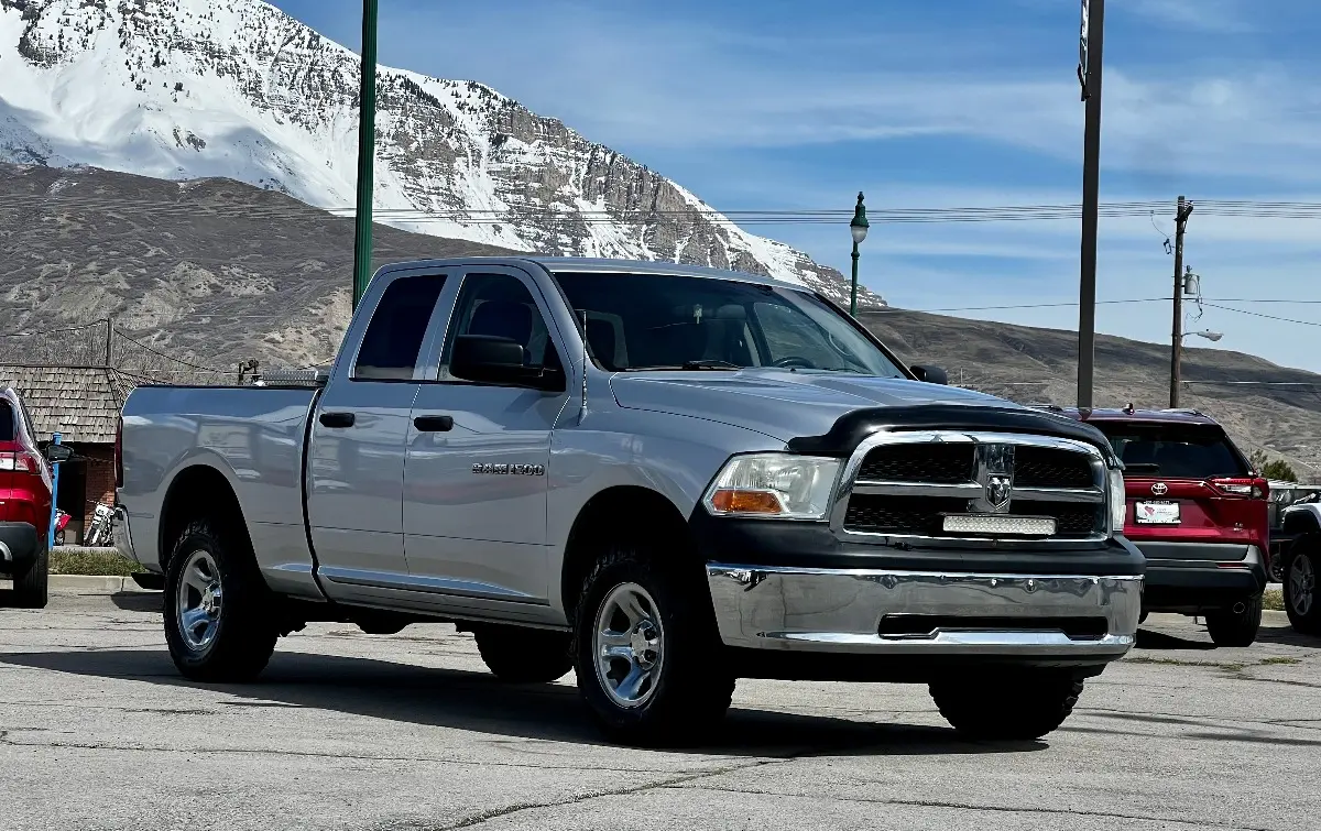 2011 RAM 1500 ST 4x4 Quad Cab photo 3