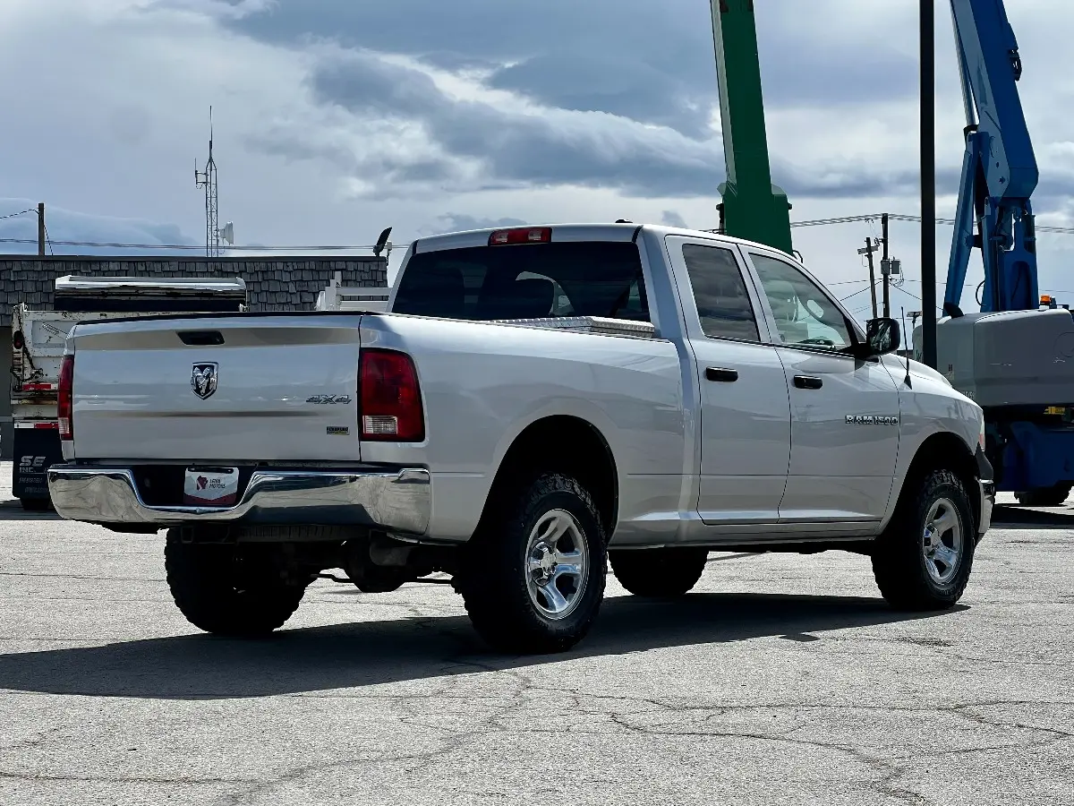 2011 RAM 1500 ST 4x4 Quad Cab photo 4