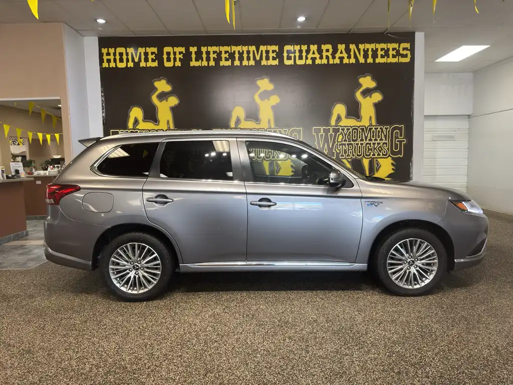 2022 Mitsubishi Outlander Plug-in Hybrid SE S-AWC's photo