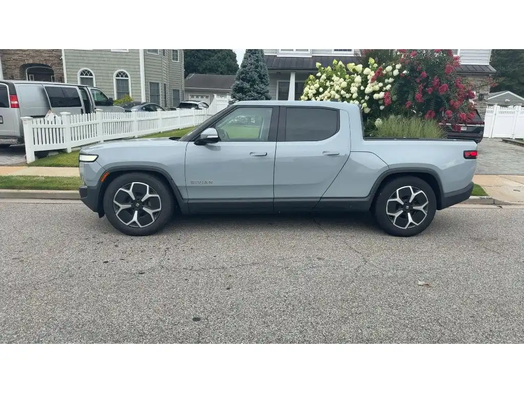 2022 Rivian R1T Adventure's photo