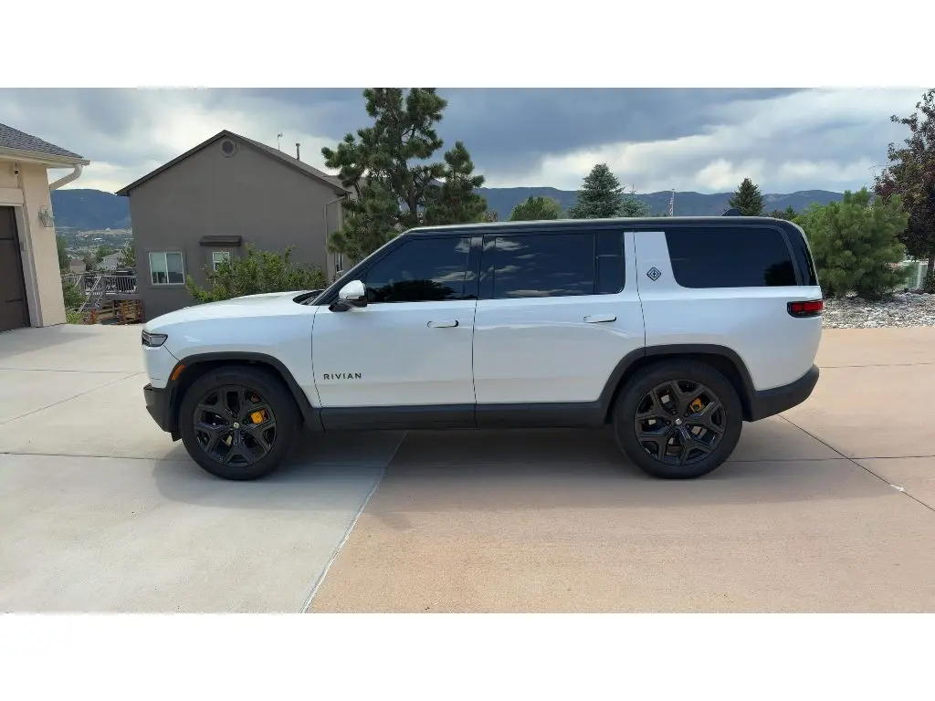 2025 Rivian R1S Ascend Tri-Motor Max Pack photo 4