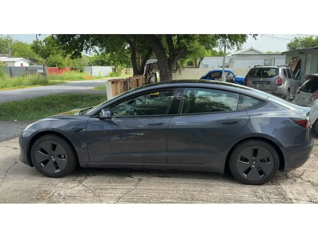 2021 Tesla Model 3 Standard Range Plus photo 1