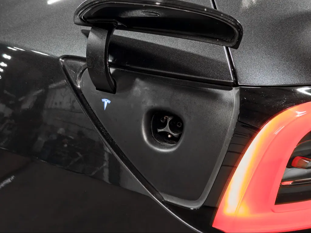 2025 Tesla Model Y Long Range RWD photo 5