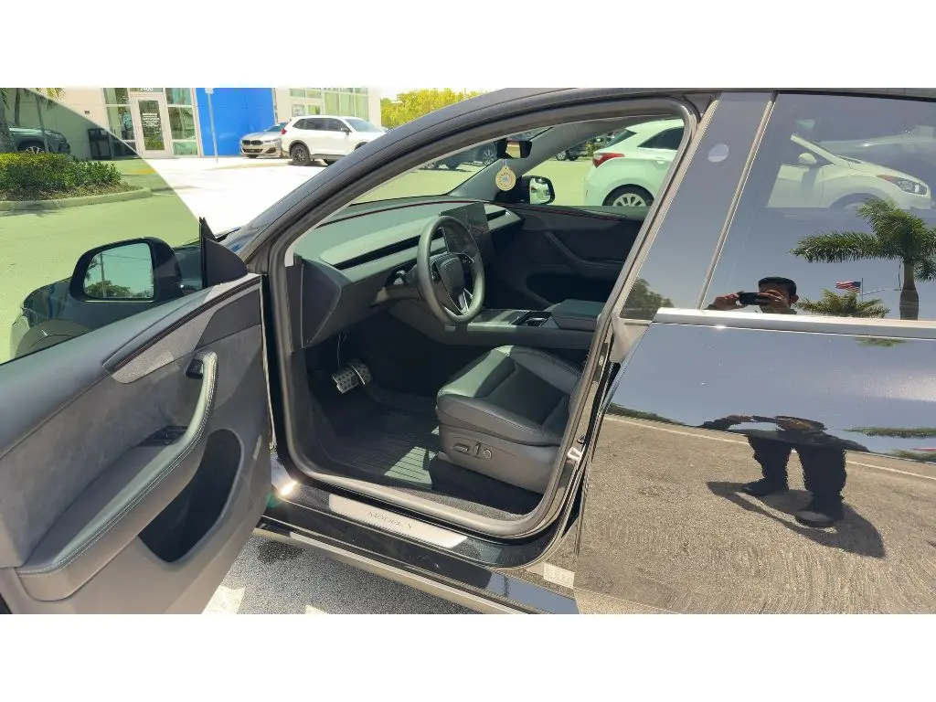 2026 Tesla Model Y undefined photo 5