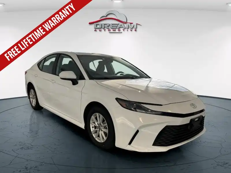 2025 Toyota Camry SE Hybrid's photo
