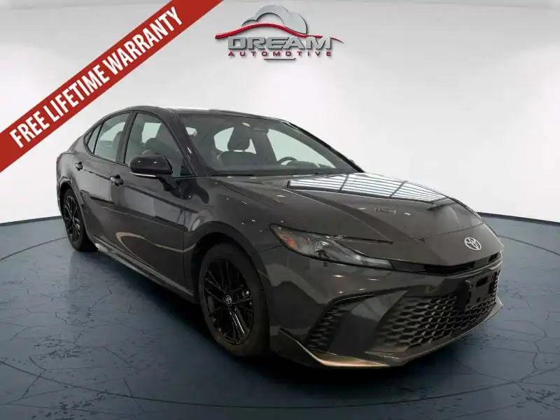 2025 Toyota Camry SE Hybrid's photo
