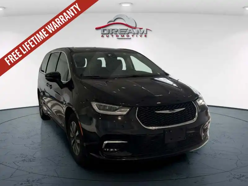 2024 Chrysler Pacifica Hybrid PHEV Select's photo