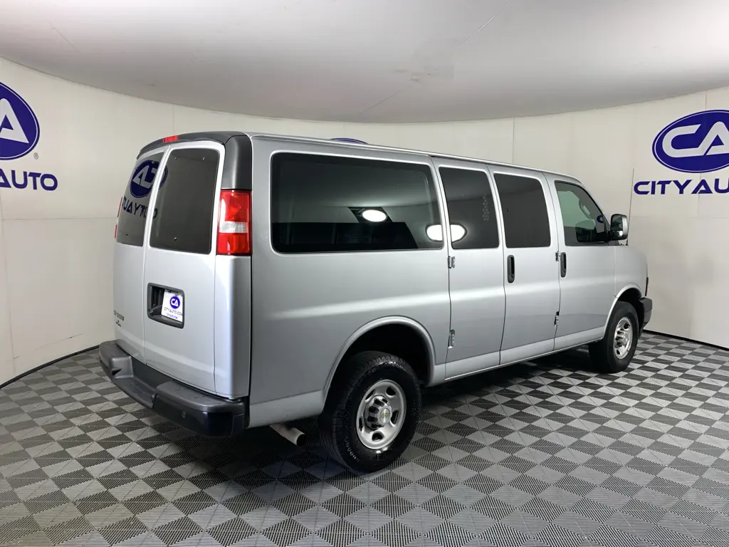 2024 Chevrolet Express 2500 Work Van HD photo 3