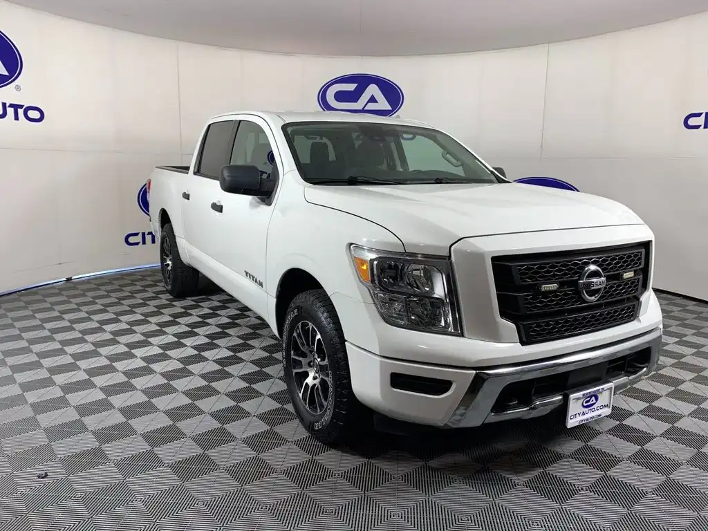 2022 Nissan Titan SV 4X4 Crew Cab's photo