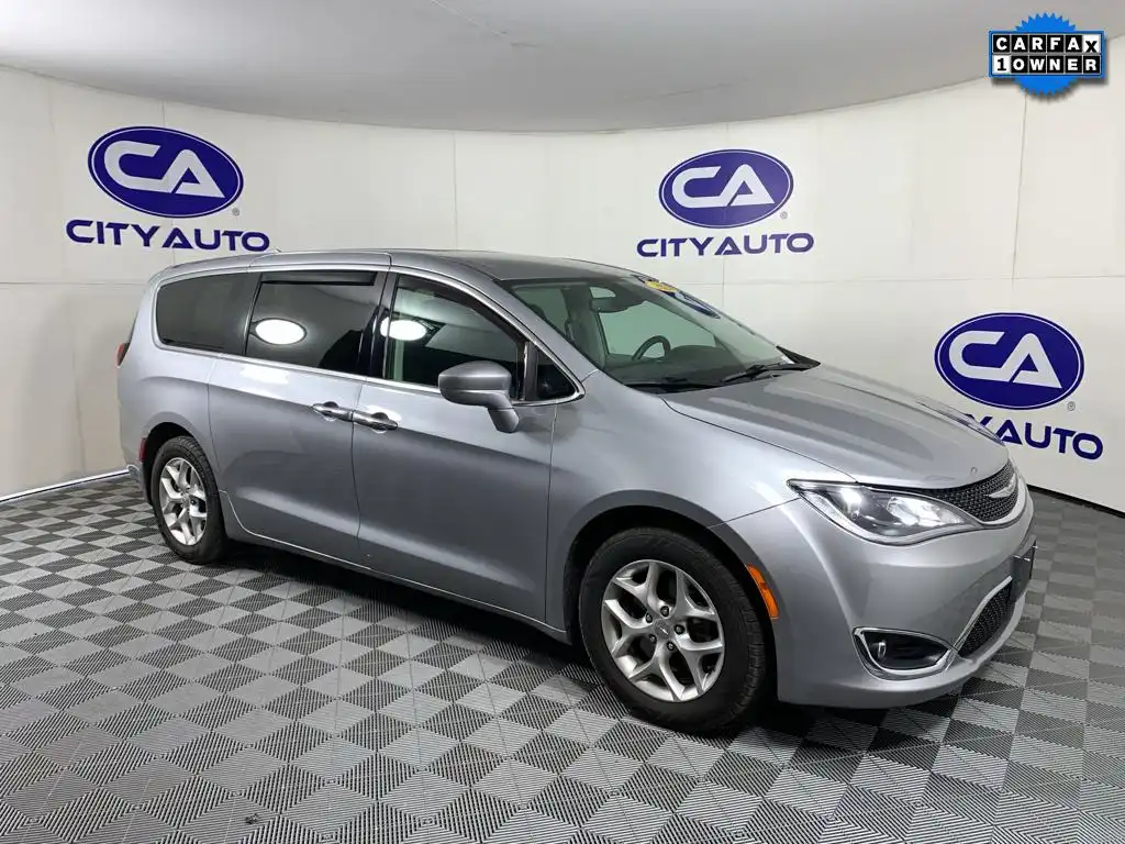 2020 Chrysler Pacifica Touring's photo