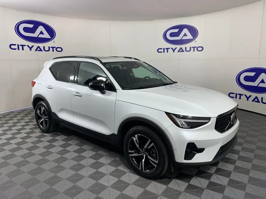 2023 Volvo XC40 B5 Plus Dark AWD's photo
