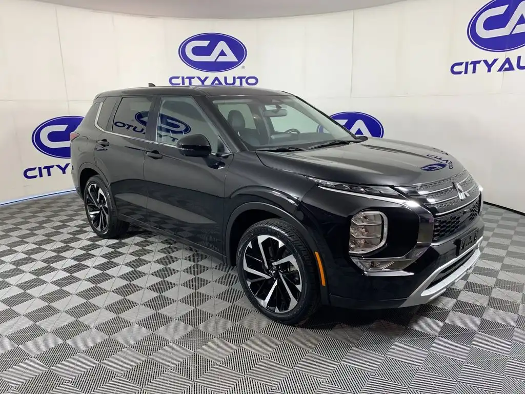 2024 Mitsubishi Outlander SE 2WD's photo